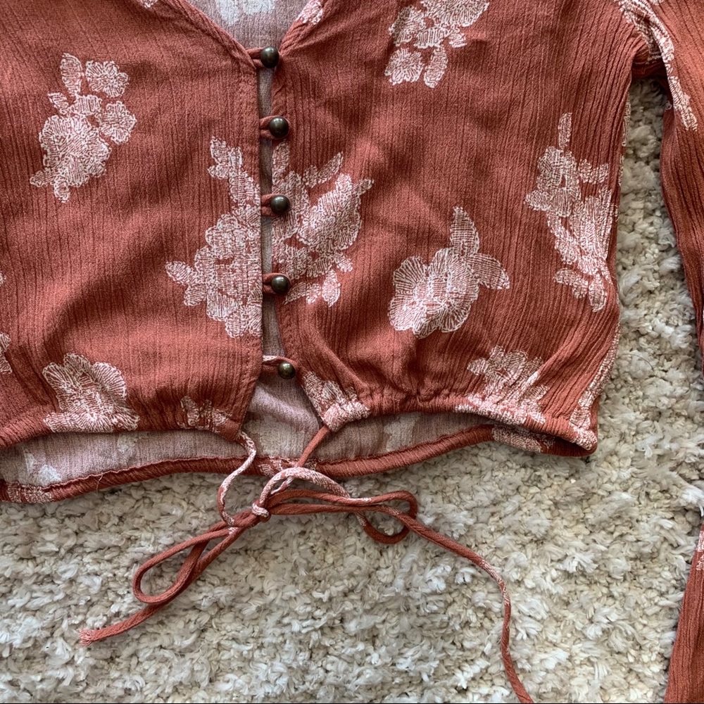 FLORAL BUTTON & TIE FRONT BELL SLEEVE CROP - Picture 7 of 9